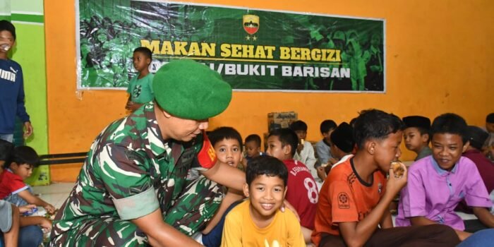 Prajurit Kodam I/BB membagikan paket makan sehat bergizi kepada anak-anak panti asuhan di Deli Serdang.