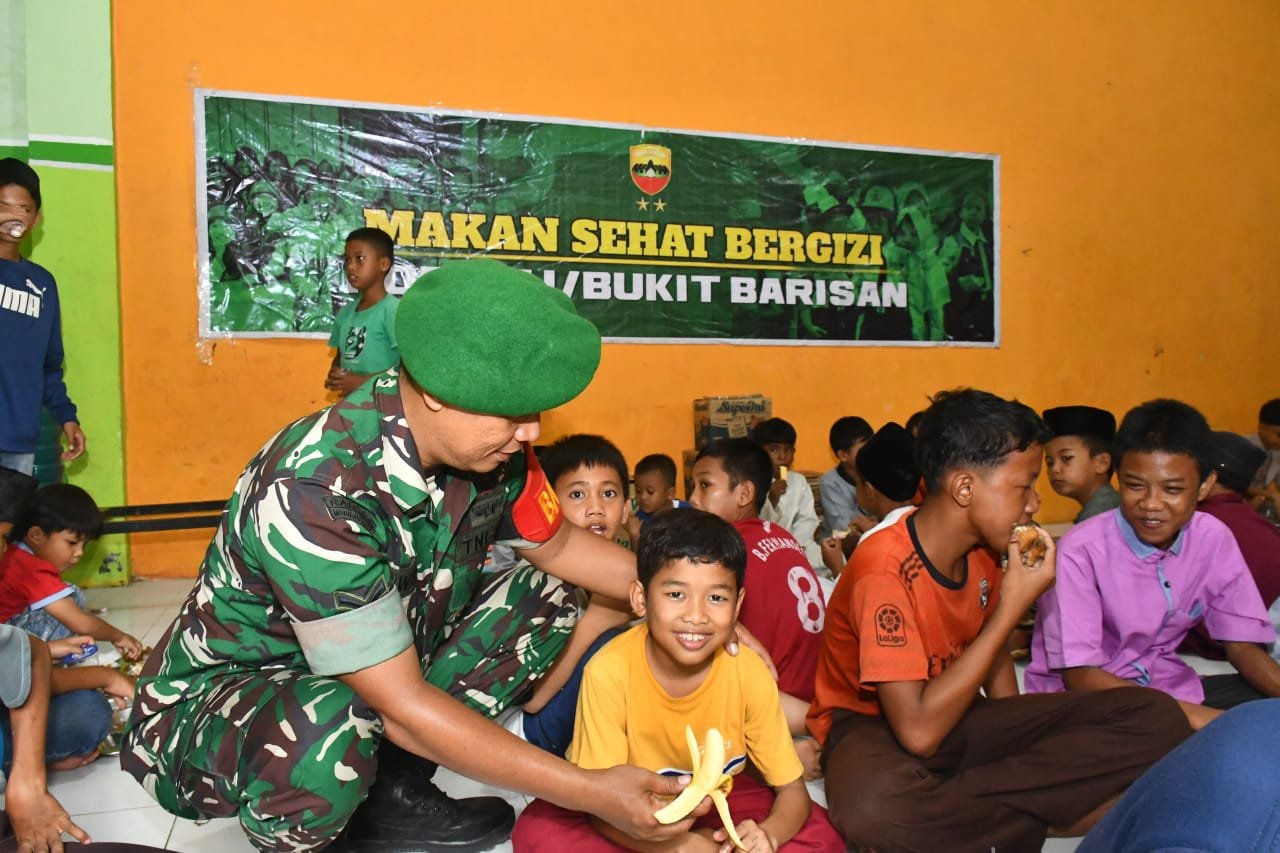Makan Bergizi Kodam I/BB Prajurit Kodam I/BB membagikan paket makan sehat bergizi kepada anak-anak panti asuhan di Deli Serdang.