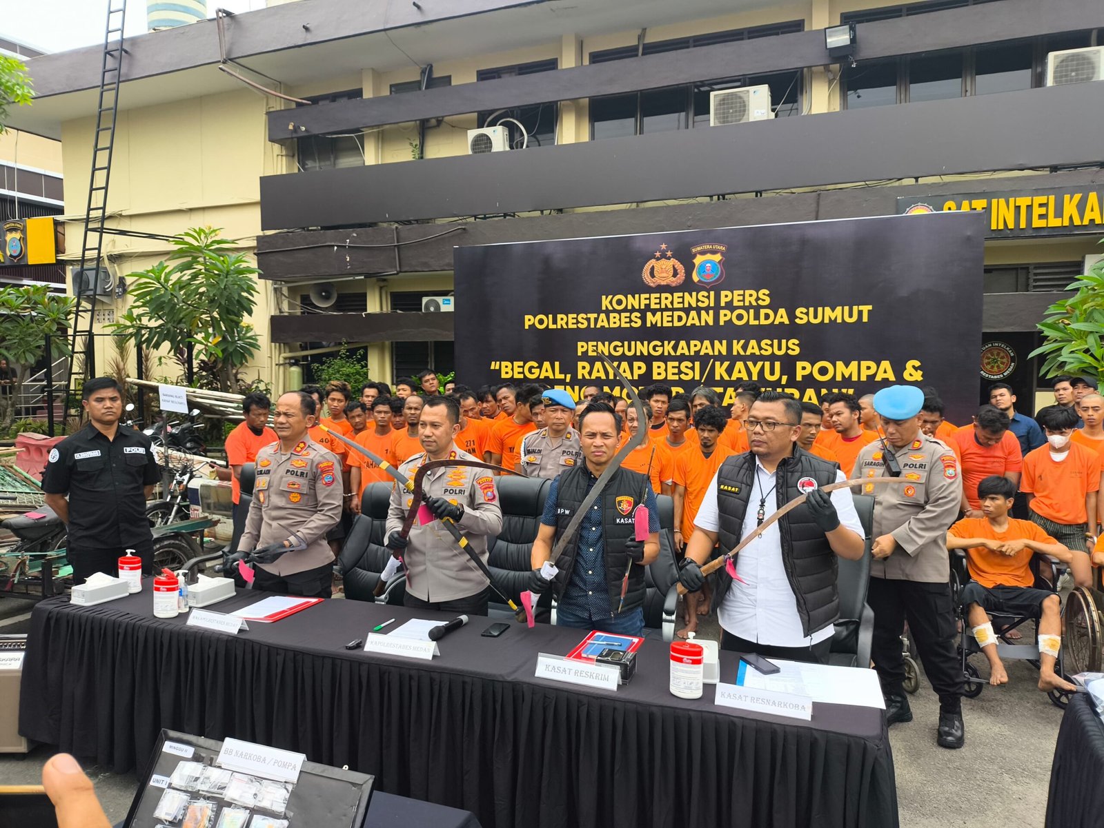 Polrestabes Medan Kapolrestabes Medan Kombes Pol Jean Calvijn Simanjuntak pimpin konferensi pers pengungkapan kasus begal, rayap besi, dan narkoba di Mapolrestabes Medan.